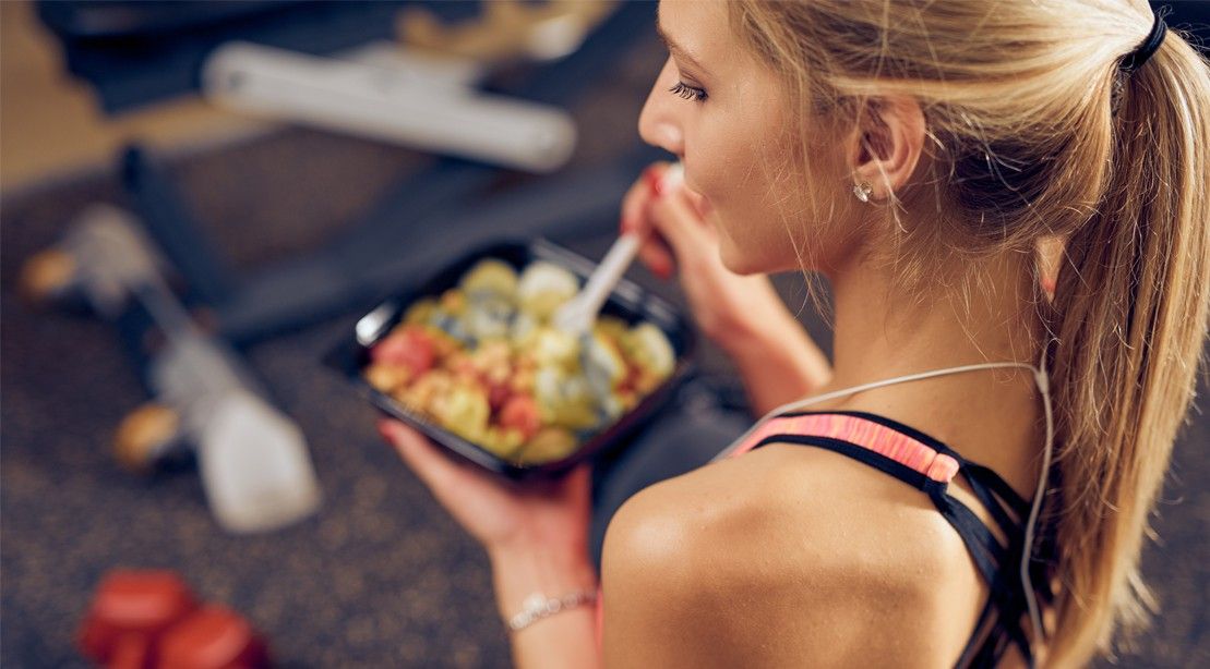 ¿Puede su estilo de entrenamiento con pesas afectar la cantidad que come?