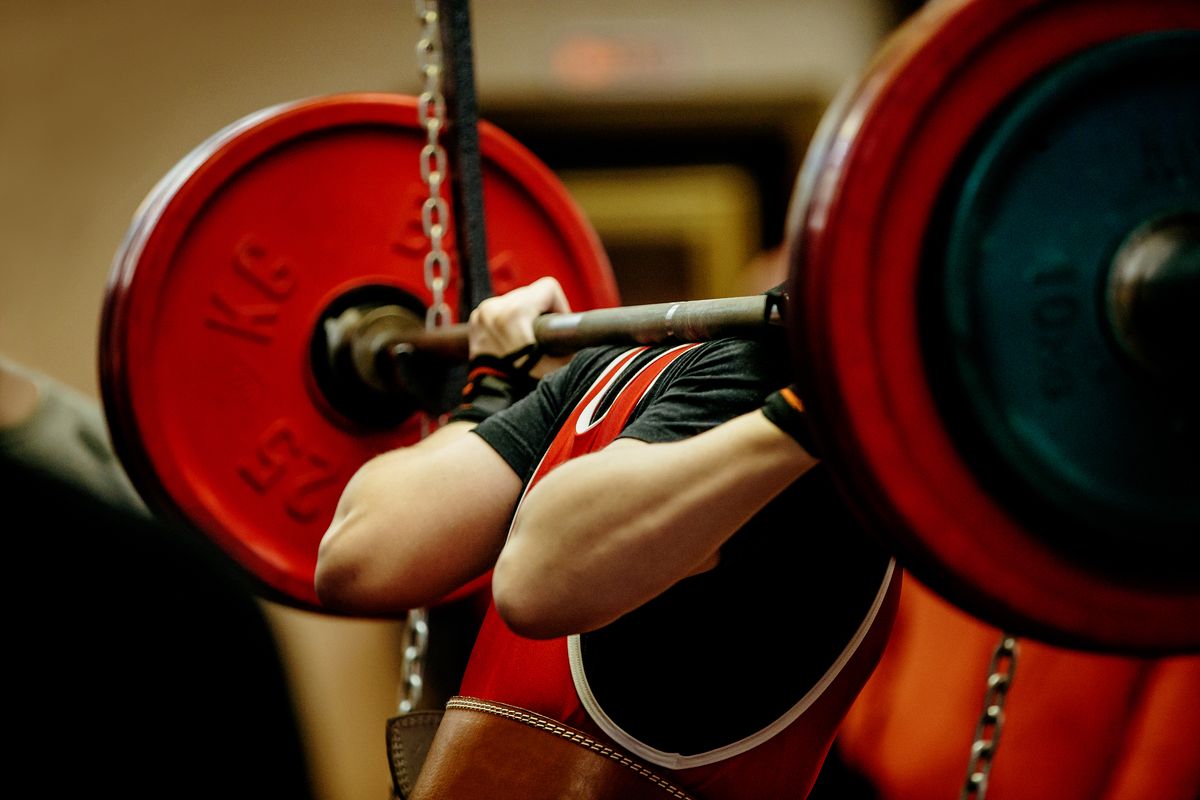 ¿Puede concentrarse en un grupo de músculos para mejorar su activación durante un ejercicio multiarticular?